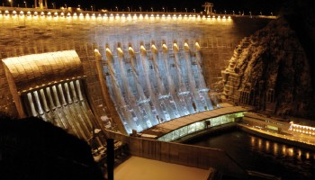 Гидроэлектростанция ночью