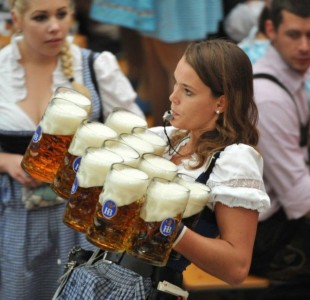 Девушка с пивом на beerfest