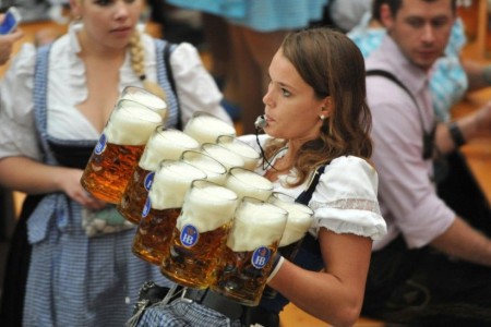 Девушка с пивом на beerfest