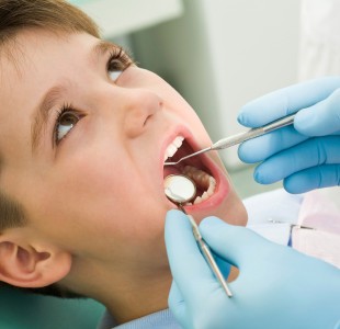 Мальчик на приеме у стоматолога
