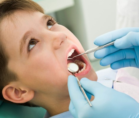 Мальчик на приеме у стоматолога